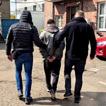 Policjanci i załoga pogotowia interweniowali wobec mężczyzny, który leżał na poboczu. Podczas transportu  33-latek zaatakował ratowników w karetce. Do zdarzenia doszło w Bytomiu.