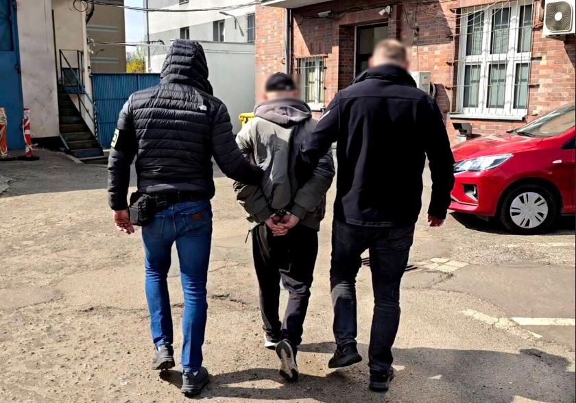 Policjanci i załoga pogotowia interweniowali wobec mężczyzny, który leżał na poboczu. Podczas transportu  33-latek zaatakował ratowników w karetce. Do zdarzenia doszło w Bytomiu.