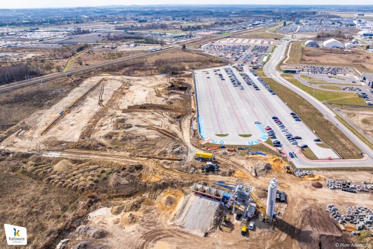 Lotnisko w Pyrzowicach rozbudowuje parking. Fot. Katowice Airport