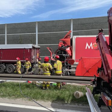 PILNE! Trasa S-1 zablokowana! Wypadek i pożar ciężarówki, na miejscu ląduje LPR! Fot. KMP Mysłowice