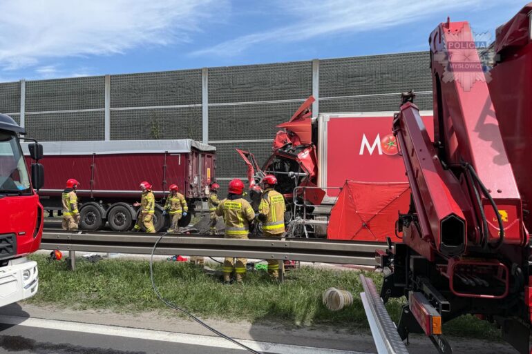 PILNE! Trasa S-1 zablokowana! Wypadek i pożar ciężarówki, na miejscu ląduje LPR! Fot. KMP Mysłowice