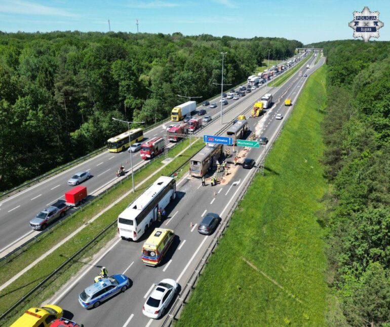 Wypadek autokarów na A4 w Mysłowicach. Dzieci jechały na wycieczki. Fot. Policja Śląska