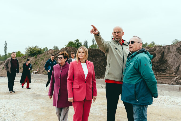 Gliwice: dofinansowanie na boiska, Orlik i inwestycje sportowe. Minister sportu i turystyki Jakub Rutnicki oglądający boisko na Jagodowej z prezydent GliwicFot. Mosquidron/ UM w Gliwicach