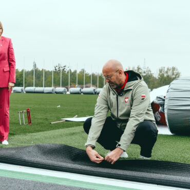 Gliwice: dofinansowanie na boiska, Orlik i inwestycje sportowe. Minister sportu i turystyki Jakub Rutnicki oglądający boisko na Jagodowej z prezydent Gliwic Fot. Mosquidron/ UM w Gliwicach