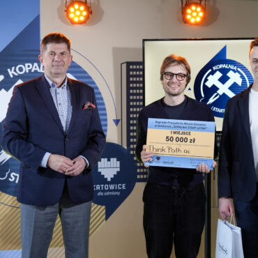 Laureaci ubiegłorocznej edycji konkursu z Bogumiłem Sobulą, wiceprezydentem Katowic_fot. UMK