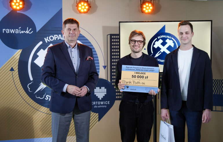 Laureaci ubiegłorocznej edycji konkursu z Bogumiłem Sobulą, wiceprezydentem Katowic_fot. UMK