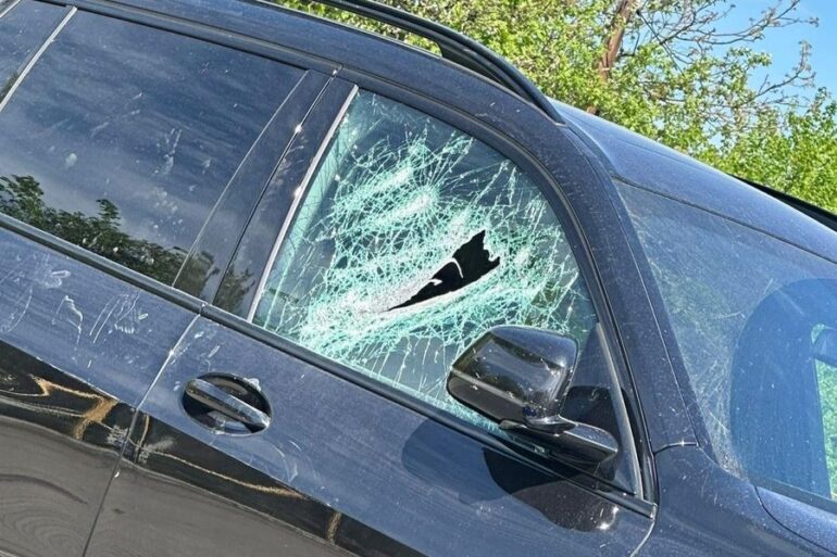 Małe dziecko zamknięte samochodzie - takie zgłoszenie odebrał dyżurny komisariatu policji w Orzeszu. Na miejsce natychmiast wysłał patrol i załogę ratownictwa medycznego. 