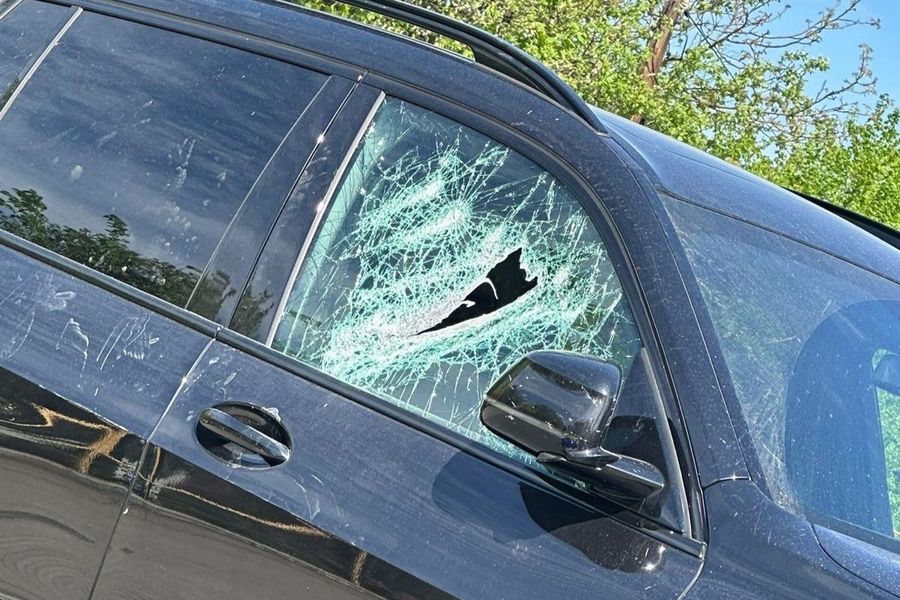 Małe dziecko zamknięte samochodzie - takie zgłoszenie odebrał dyżurny komisariatu policji w Orzeszu. Na miejsce natychmiast wysłał patrol i załogę ratownictwa medycznego. 