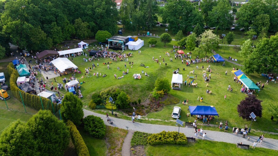 Już 30 maja Mini Arboretum w Bieruniu wypełni się animacjami, dmuchańcami, występami i rodzinną zabawą. To będzie Kosmiczny Dzień Dziecka w parkowej scenerii. Organizatorzy przygotowali atrakcje dla najmłodszych i całych rodzin.