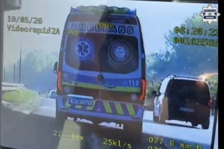 Ambulans na sygnale i dziwne manewry na drodze krajowej numer 86 - od tego się zaczęło. Pijany kierowca karetki został zatrzymany przez funkcjonariuszy grupy SPEED z Katowic.