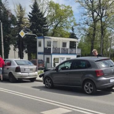 Jedna osoba została ranna w zderzeniu dwóch samochodów w Łące koło Pszczyny. Policja szuka świadków tego wypadku.