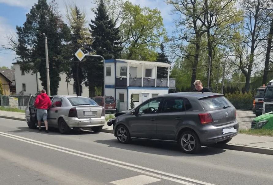Jedna osoba została ranna w zderzeniu dwóch samochodów w Łące koło Pszczyny. Policja szuka świadków tego wypadku.
