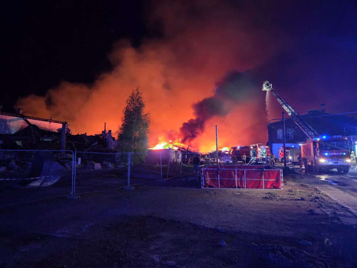 onad 40 zastępów strażaków gasi pożar w Gliwicach. Ogień pojawił się na terenie dawnej Fabryki Drutu.