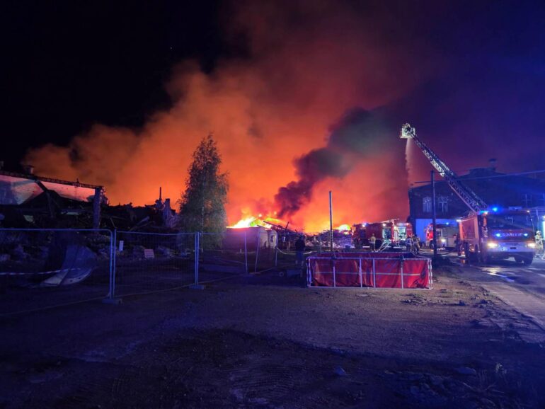 onad 40 zastępów strażaków gasi pożar w Gliwicach. Ogień pojawił się na terenie dawnej Fabryki Drutu.