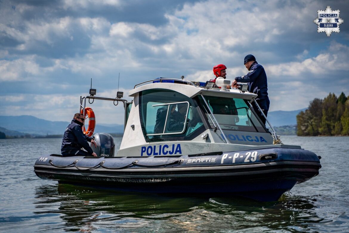 Ciepłe dni zachęcają do wypoczynku. Zaczyna się sezon wodny. Zapewnienie bezpieczeństwa na akwenach i w okolicach kąpielisk jest jednym z priorytetów policjantów w okresie letnim. Mundurowi ze specjalistycznych komórek wodnych będą patrolować kilkanaście akwenów.