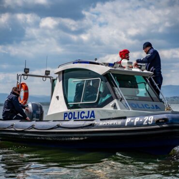 Ciepłe dni zachęcają do wypoczynku. Zaczyna się sezon wodny. Zapewnienie bezpieczeństwa na akwenach i w okolicach kąpielisk jest jednym z priorytetów policjantów w okresie letnim. Mundurowi ze specjalistycznych komórek wodnych będą patrolować kilkanaście akwenów.