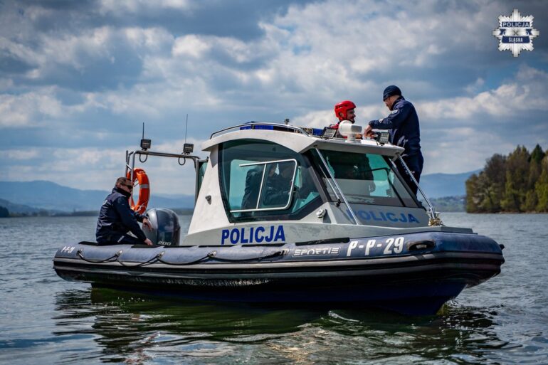 Ciepłe dni zachęcają do wypoczynku. Zaczyna się sezon wodny. Zapewnienie bezpieczeństwa na akwenach i w okolicach kąpielisk jest jednym z priorytetów policjantów w okresie letnim. Mundurowi ze specjalistycznych komórek wodnych będą patrolować kilkanaście akwenów.