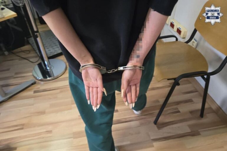 Policjanci zatrzymali dwoje 18-latków, podejrzanych o rozbój na swoim rówieśniku. Sprawcy zwabili nastolatka do lasu, upokorzyli, bili i okradli. Wszystko nagrywali telefonem komórkowym.
