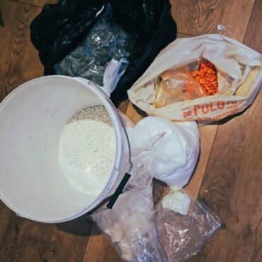 Ponad 3,5 kilograma narkotyków i setki paczek nielegalnych papierosów znaleźli policjanci w mieszkaniu 49-letniego mieszkańca Zabrza.