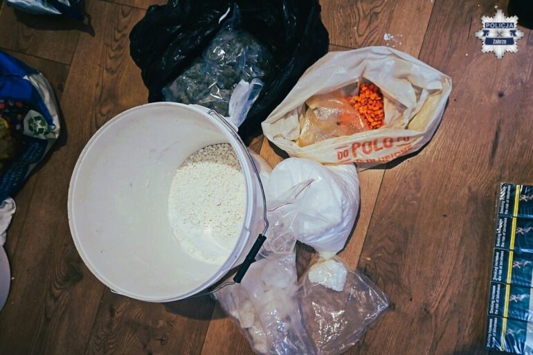 Ponad 3,5 kilograma narkotyków i setki paczek nielegalnych papierosów znaleźli policjanci w mieszkaniu 49-letniego mieszkańca Zabrza.