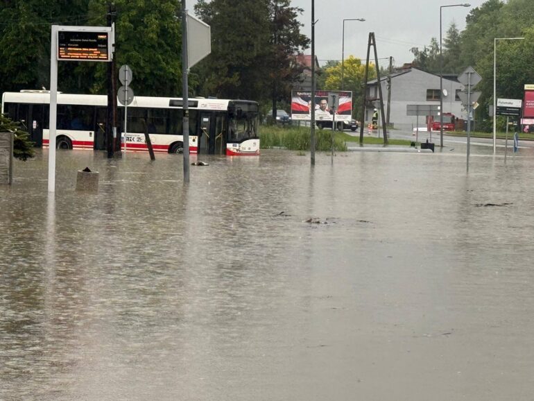 W Jastrzębiu - Zdroju mnóstwo zalanych ulic. Gwałtowna ulewa spowodowała zalanie między innymi ulicy Pszczyńskiej w okolicach Ronda Dolnego. Fot. UM Jastrzębie - Zdrój