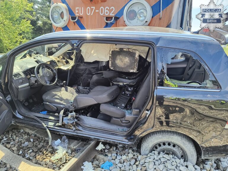 Śląskie: Koszmar na torach! Pociąg zmiażdżył opla, dwóch nastolatków walczy o życie. Fot. Policja Częstochowa