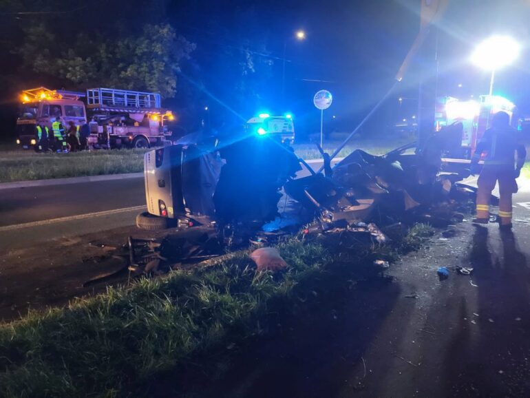 Tragiczny wypadek w Sosnowcu. Nie żyje dwóch mężczyzn, 2 jest rannych, auto rozerwane na słupie! Fot. SP ZOZ Rejonowe Pogotowie Ratunkowe w Sosnowcu