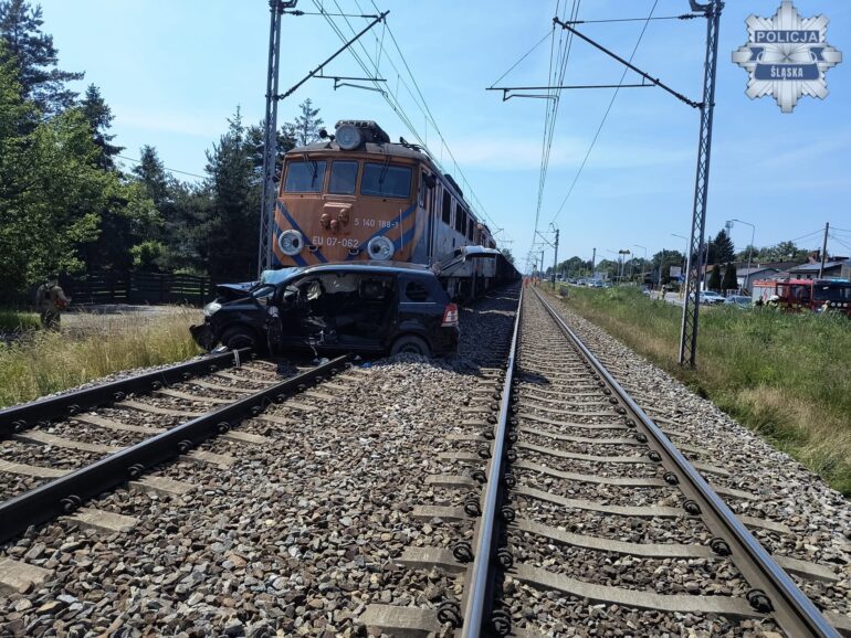 Śląskie: Koszmar na torach! Pociąg zmiażdżył opla, dwóch nastolatków walczy o życie. Fot. Policja Częstochowa