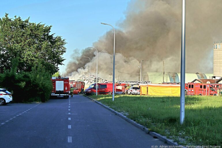 Pożar składowiska w Chorzowie opanowany. Ponad 70 zastępów walczyło z ogniem. Fot. Państwowa Straż Pożarna