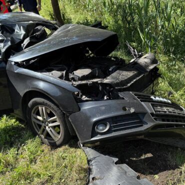 Śmiertelny wypadek między Brynkiem a Połomią. Nie żyją dwie osoby, ranne dzieci trafiły do szpitala. Fot. KPP Tarnowskie Góry
