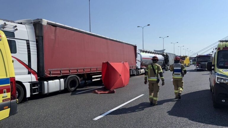 Śmiertelny wypadek na A4 w Gliwicach. Zderzyły się 4 ciężarówki, jest ogromny korek. Fot. KMP Gliwice