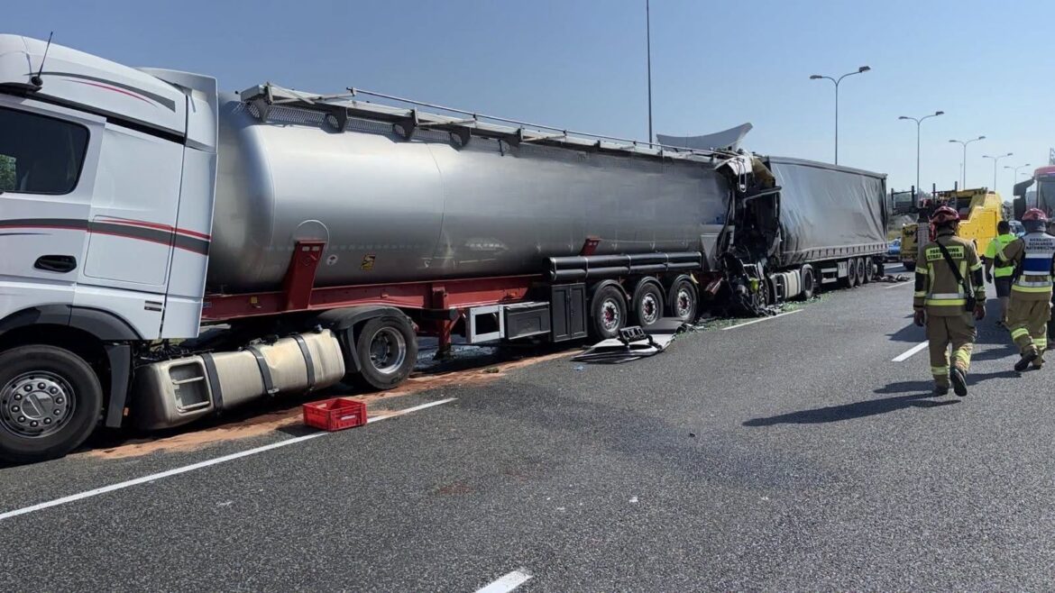 Śmiertelny wypadek na A4 w Gliwicach. Zderzyły się 4 ciężarówki, jest ogromny korek. Fot. KMP Gliwice