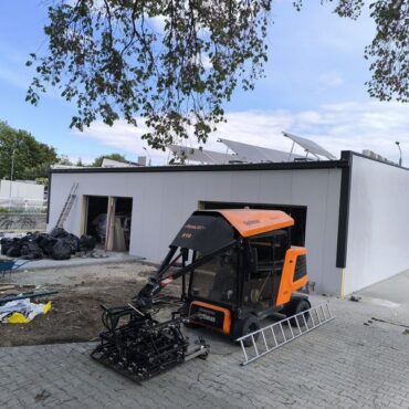 Budowa Centrum Aktywności Lokalnej w Rybnickiej Kuźni przebiega zgodnie z harmonogramem. Na placu budowy widać już efekty zaawansowanych robót konstrukcyjnych i instalacyjnych. Nowy obiekt ma stać się miejscem spotkań mieszkańców, a jednocześnie przykładem nowoczesnej i ekologicznej infrastruktury publicznej.