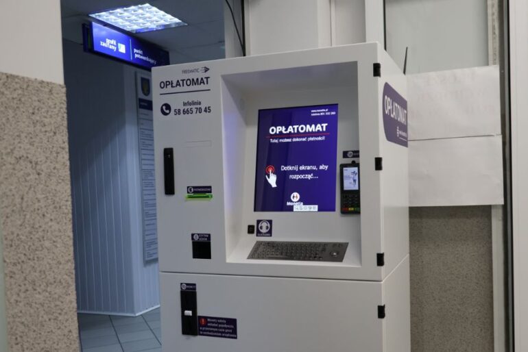 Opłatomat w Orzeszu to nowe udogodnienie dla mieszkańców. Urządzenie stanęło w budynku Urzędu Miejskiego. Pozwoli szybciej zrealizować wpłatę i zaoszczędzić czas.