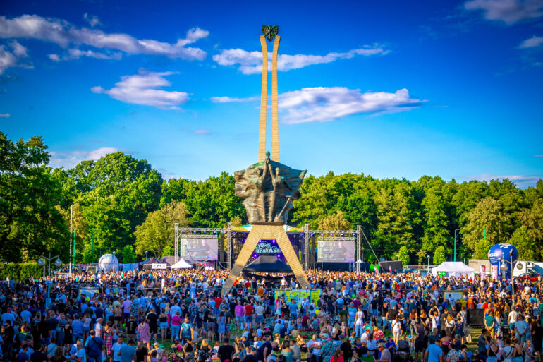 Święto Miasta Tychy 2026 zapowiada się jako jedno z największych plenerowych wydarzeń tego lata na Górnym Śląsku. Od 26 do 28 czerwca Park Miejski Solidarności zamieni się w centrum koncertów, rodzinnych atrakcji i aktywności przygotowanych dla mieszkańców oraz gości. Na scenie pojawią się znani artyści, a przez cały weekend na uczestników czekać będą strefy tematyczne - nie zabraknie także Letniej Sceny Radia Express FM.
