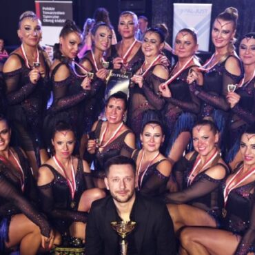 Formacja FLOW sięgnęła po złoty medal podczas Mistrzostw Polski Polskiego Towarzystwa Tanecznego. Fot. Formacja Flow Zabrze