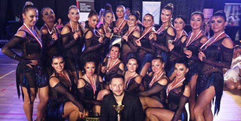 Formacja FLOW sięgnęła po złoty medal podczas Mistrzostw Polski Polskiego Towarzystwa Tanecznego. Fot. Formacja Flow Zabrze