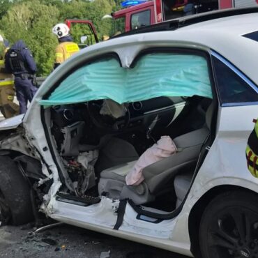 Czołowe zderzenie samochodu osobowego z ciężarówką. Wypadek na DW933 wydarzył się dziś rano w Pawłowicach, w powiecie pszczyńskim.