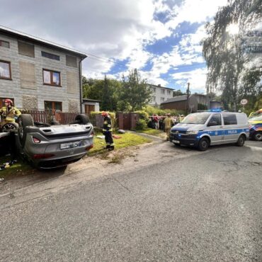 Groźny wypadek w Mysłowicach. Na ulicy Długiej samochód osobowy marki KIA wypadł z drogi i przewrócił się na dach.