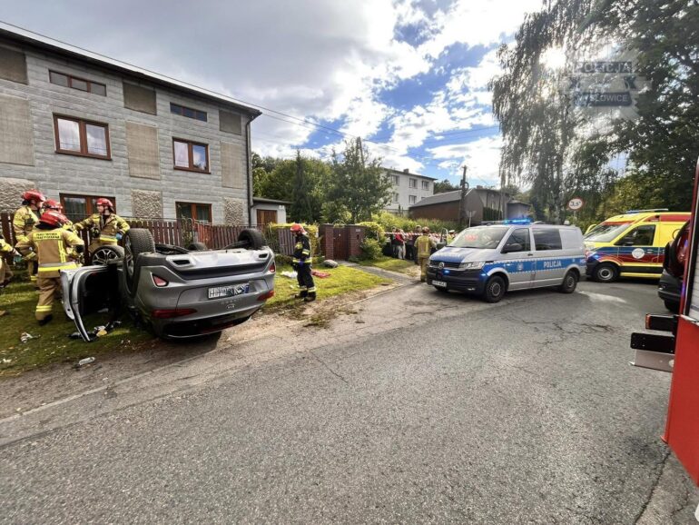 Groźny wypadek w Mysłowicach. Na ulicy Długiej samochód osobowy marki KIA wypadł z drogi i przewrócił się na dach.