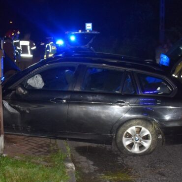 Pijany 19-latek z Ukrainy rozbił BMW na ogrodzeniu. Policja chce wydalić go z Polski. Fot. Policja