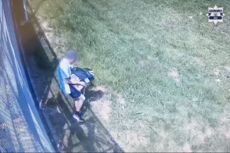 Zuchwała kradzież w Żorach. Pod okiem kamery złodziej ukradł silnik! Fot. KMP Żory