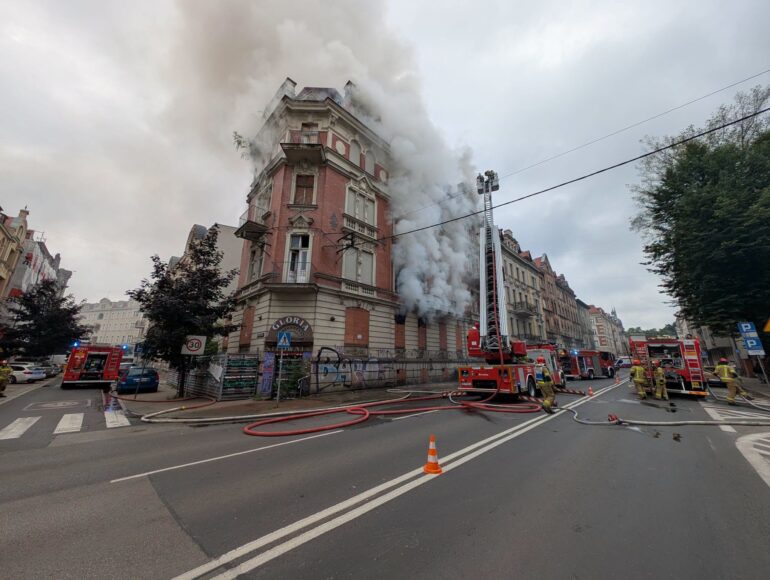 Pożar kamienicy przy ul. Chopina w Katowicach. Strażacy prowadzą akcję gaśniczą. Fot. Komenda Miejska Państwowej Straży Pożarnej w Katowicach