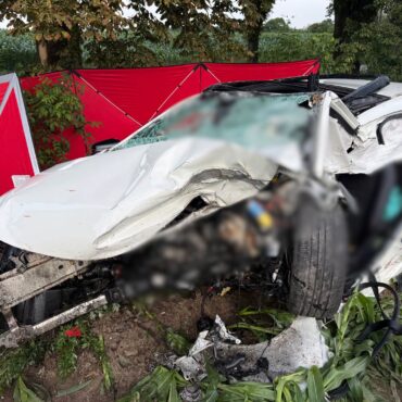 Tragiczny wypadek na Śląsku. Mercedes roztrzaskał się o drzewo, zginęło dwóch młodych mężczyzn . Fot. Policja Tarnowskie Góry
