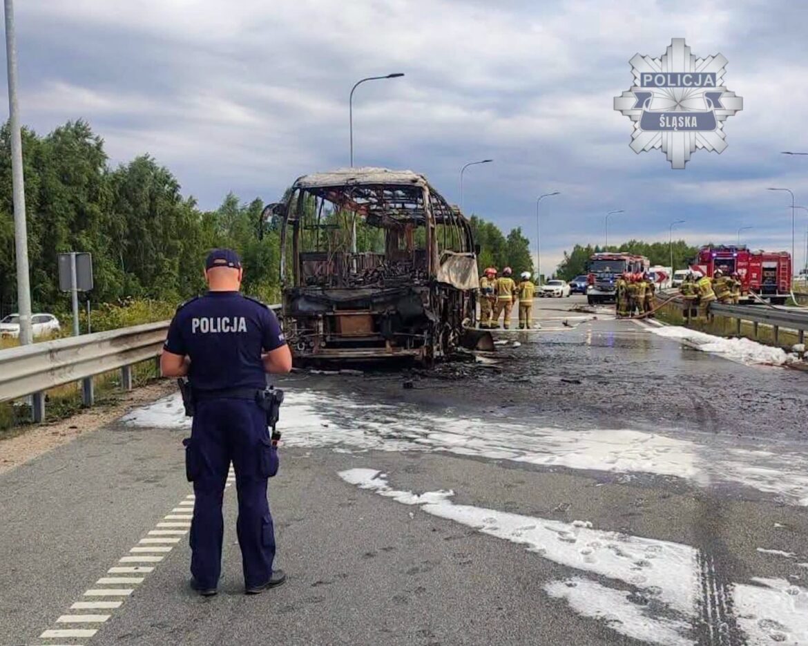 A1: Autokar spłonął na zjeździe w Lubojence. Utrudnienia w kierunku Częstochowy i Łodzi. Fot. Policja Śląska