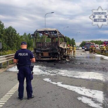 A1: Autokar spłonął na zjeździe w Lubojence. Utrudnienia w kierunku Częstochowy i Łodzi. Fot. Policja Śląska