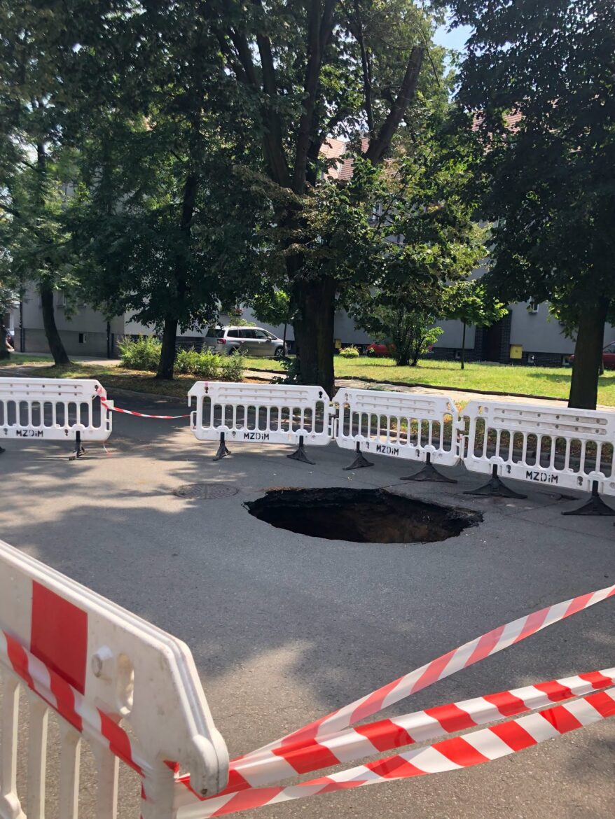 Zapadlisko w Bytomiu. Zamknięto skrzyżowanie Pułaskiego i Chopina. Objazdy dla kierowców. Fot. UM Bytom