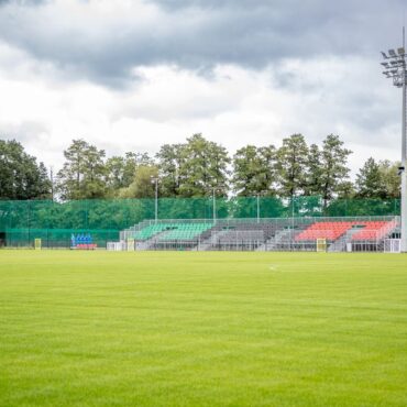Budowa zakończona - nowe boisko piłkarskie w Tychach zostało oddane do użytku. Obiekt przy ulicy Edukacji został przekazany Miejskiemu Ośrodkowi Sportu i Rekreacji, który będzie odpowiadał za jego utrzymanie i funkcjonowanie.