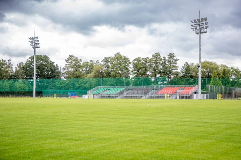 Budowa zakończona - nowe boisko piłkarskie w Tychach zostało oddane do użytku. Obiekt przy ulicy Edukacji został przekazany Miejskiemu Ośrodkowi Sportu i Rekreacji, który będzie odpowiadał za jego utrzymanie i funkcjonowanie.