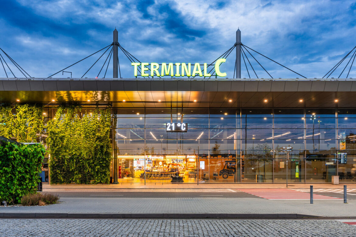 Katowice Airport rozbudowuje terminal C. Więcej karuzel bagażowych i nowe bramki. Fot. slaskie.pl